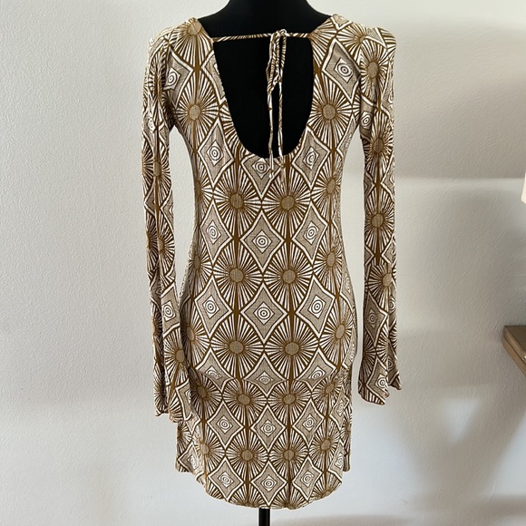 Retro Bell sleeve sand colored patterned dress - Picture 4 of 7